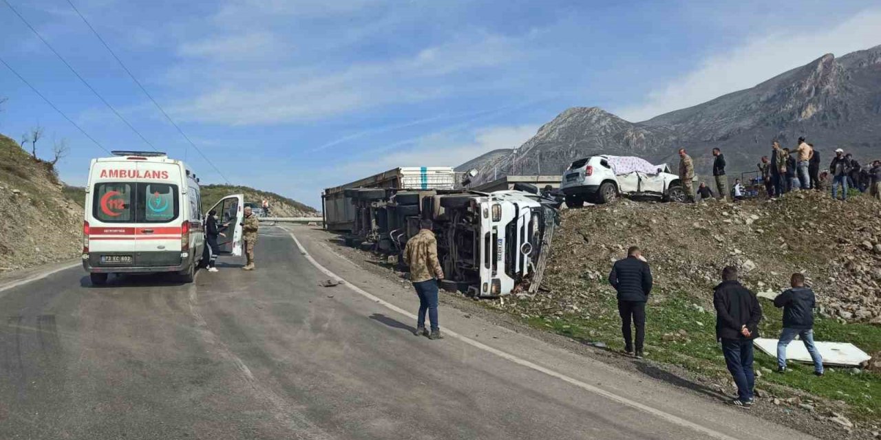Tır ve hafif ticari araç çarpıştı: 3 kişi hayatını kaybetti