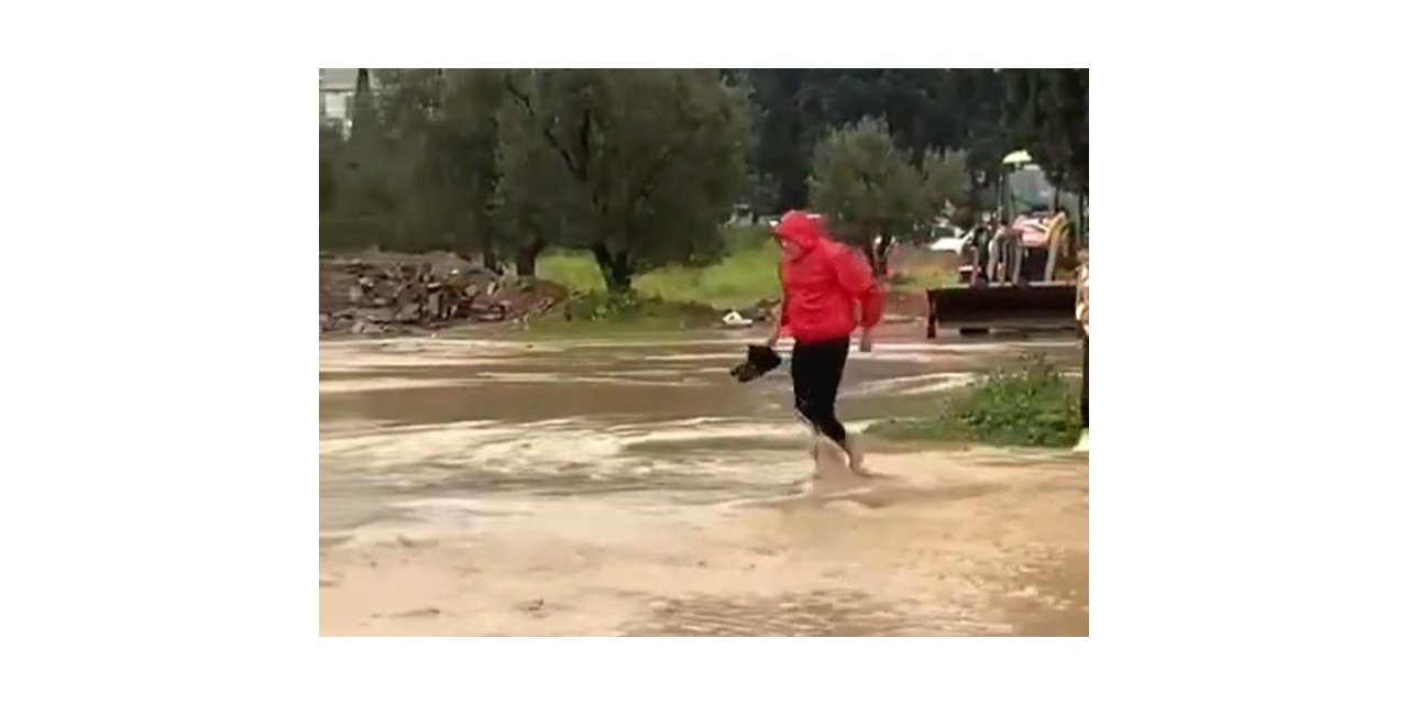 İzmir’de sağanak yağış caddeleri göle çevirdi