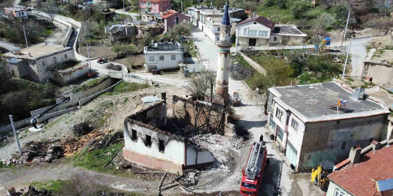 1881 yılında yapılan cami çıkan yangın sonrası alevlere teslim oldu