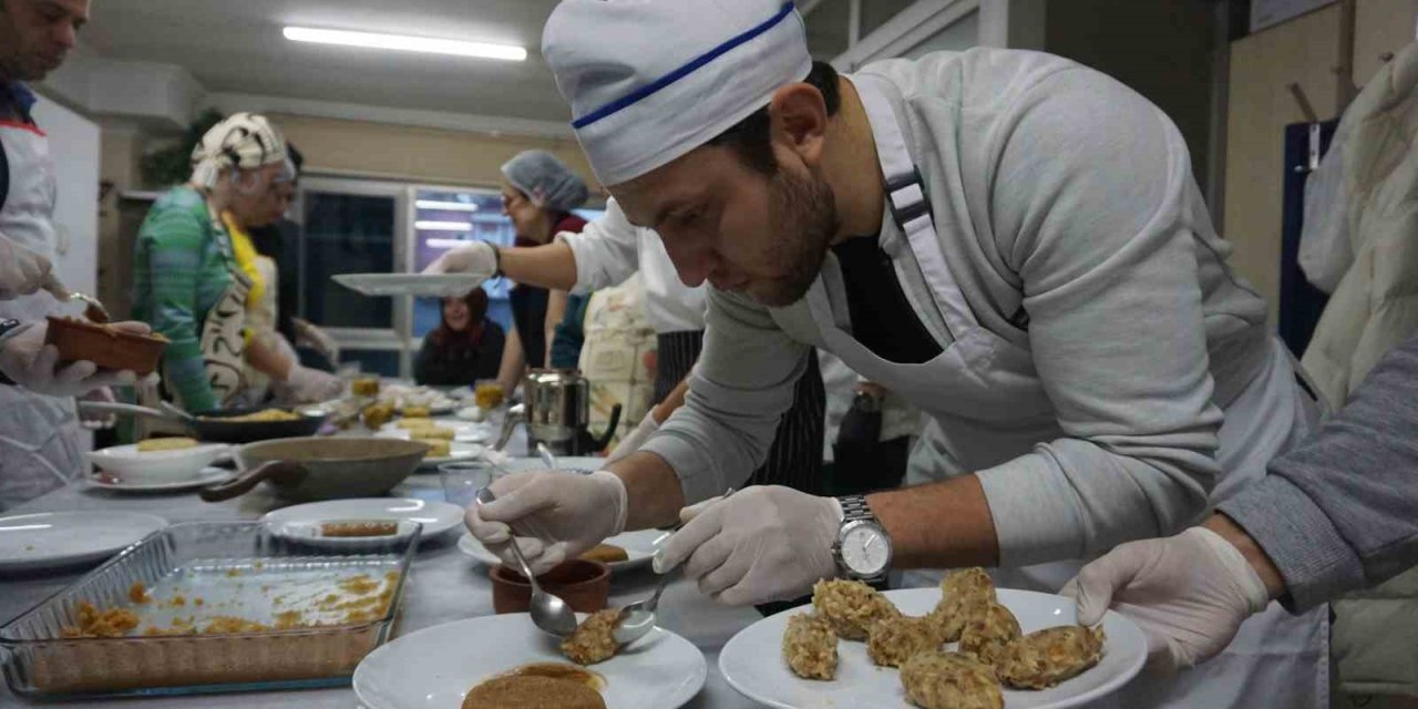 Osmanlı mutfağına özgü lezzetler kursiyerlerin elinde gün yüzüne çıkıyor