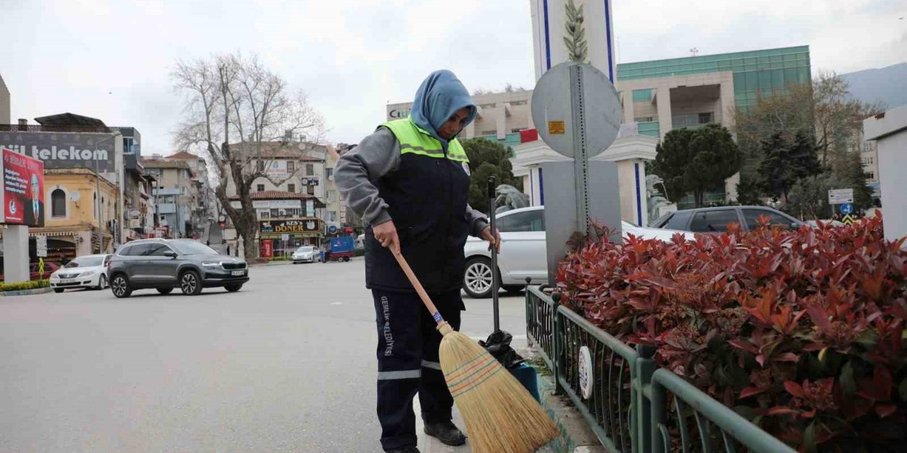 Gemlik’te sokakların temizliği kadınlara emanet