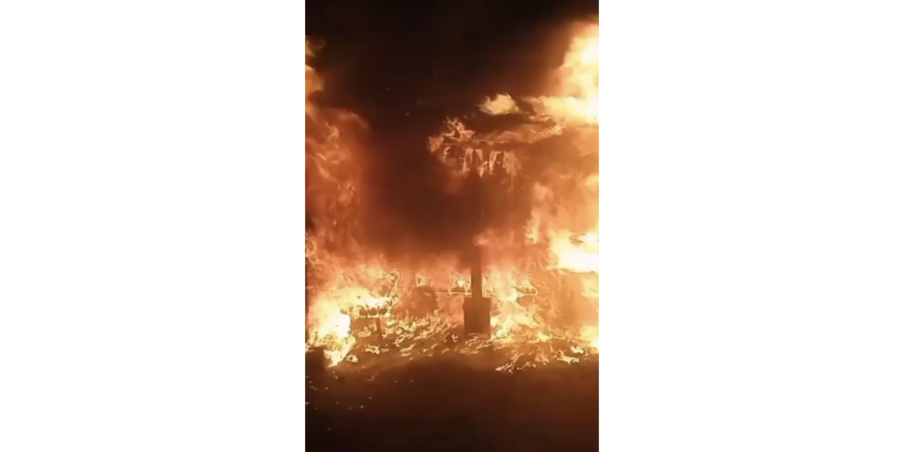 Çiftlik alev alev yandı, çok sayıda tavuk telef oldu