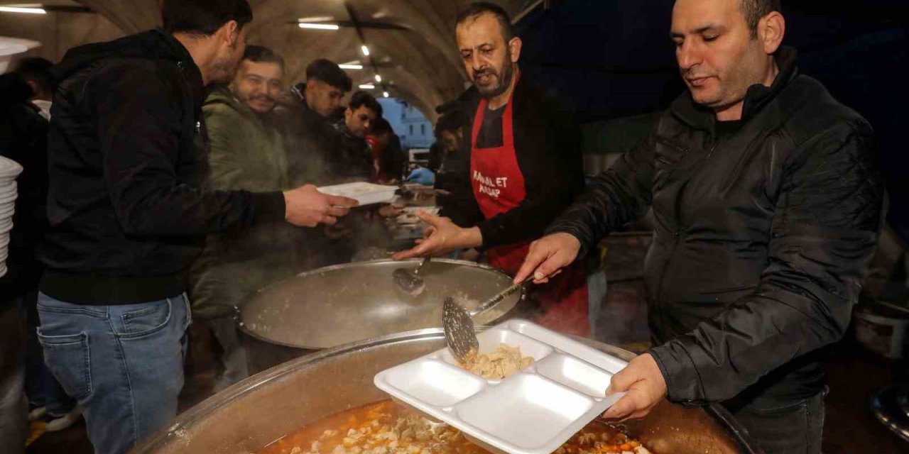 Yenimahalle Belediye Başkanı Fethi Yaşar, orucu vatandaşlarla birlikte açtı