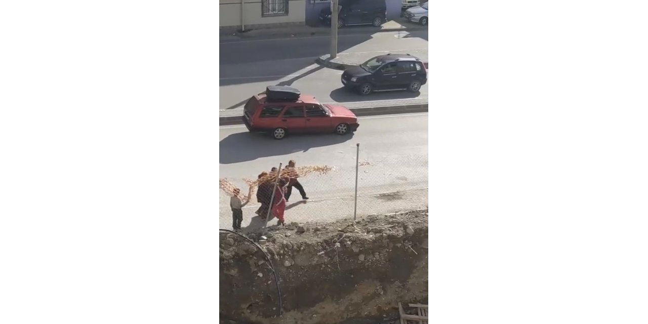 Bursa’da çocukların kavgasına büyükler dahil oldu, kavga anı kamerada