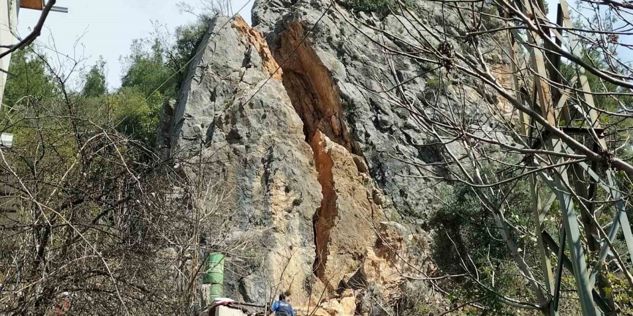 Devasa kaya deprem de yarıldı, artçılarda iyice açıldı tehlike arttı