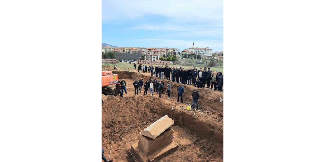 İnşaat kazısında bulunan lahit ilk belirlemelere göre Roma dönemine ait