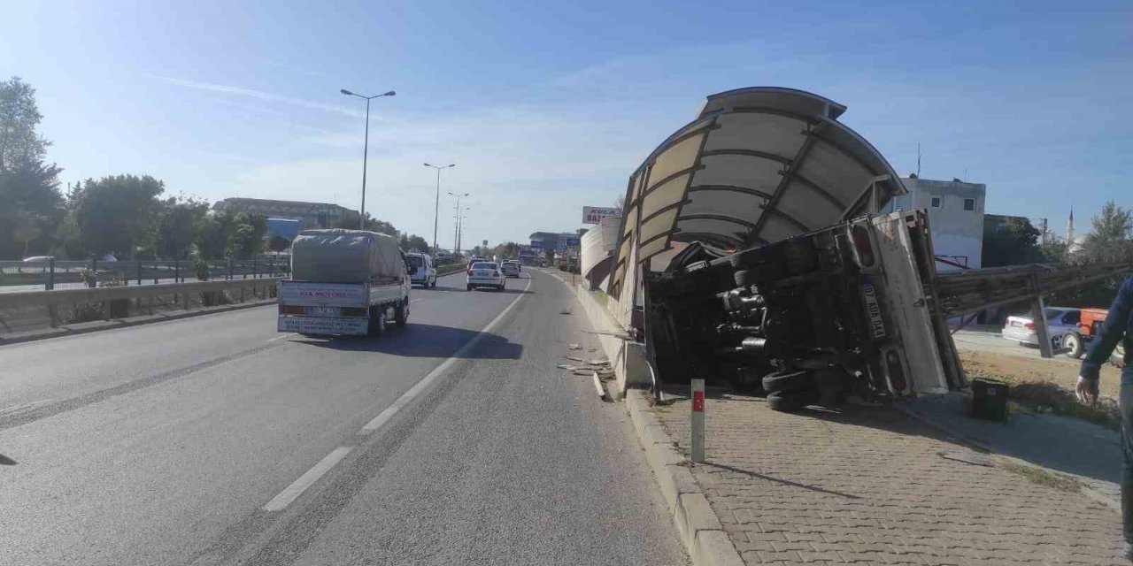 Kamyonet yaya alt geçidine girdi, sürücü ve arkadaşı hafif yaralandı