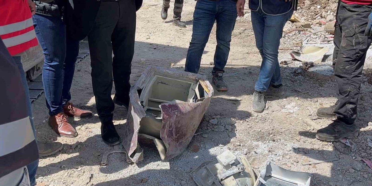 Galeria İş Merkezi enkazından çıkan kasa sahibine teslim edildi