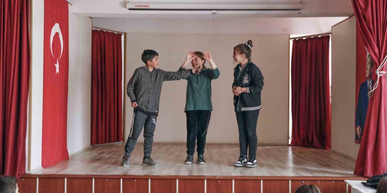 Drama etkinliğinde öğrencilerin yüzü güldü