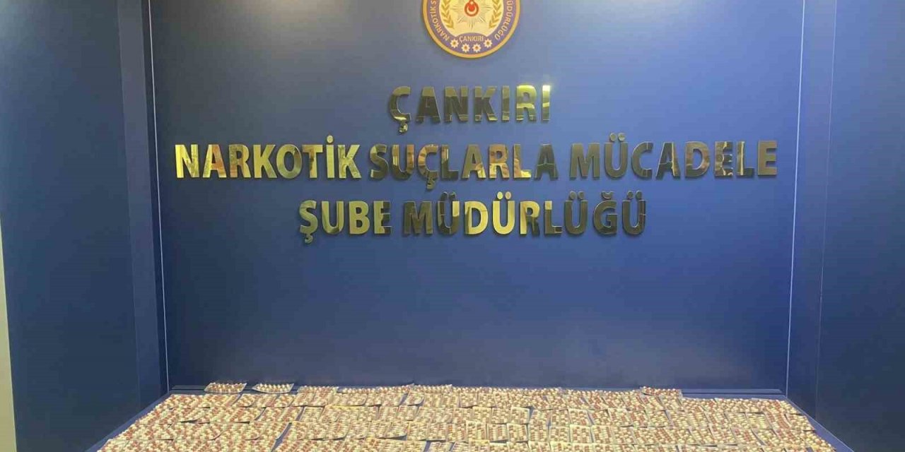 Durdurulan araçta 2 bin 505 adet sentetik ecza hapı ele geçirildi: 2 gözaltı