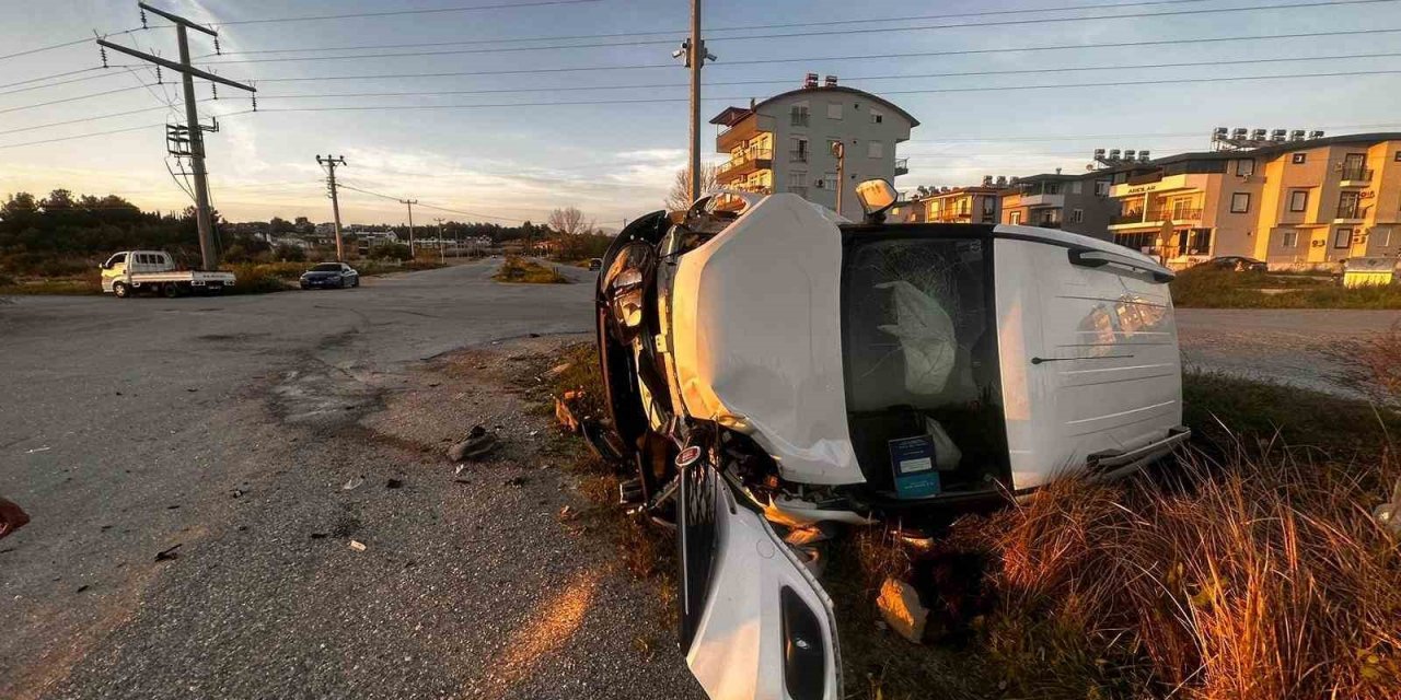 Hafif ticari araçlar çarpıştı: 1 yaralı