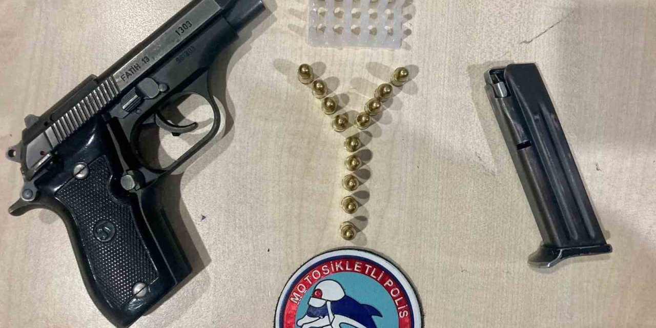 Polis denetiminde uyuşturucu madde, tabanca ve bıçak ele geçirildi