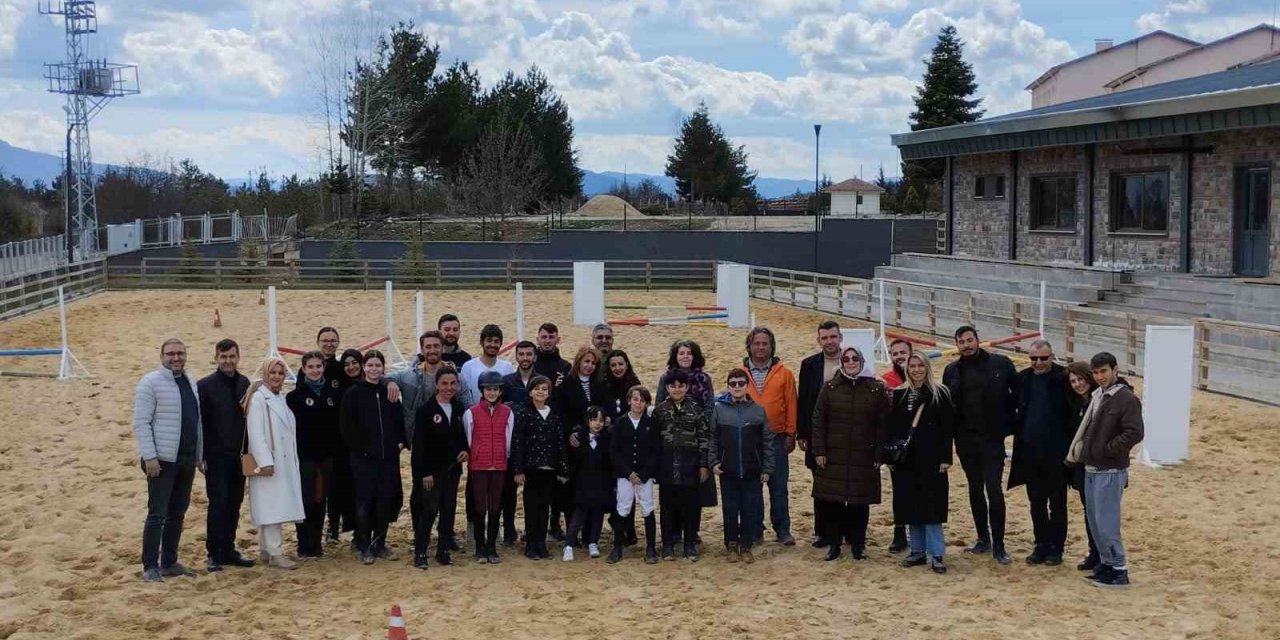 Genç biniciler lisans alabilmek için ter döktü