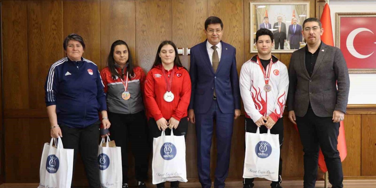 Başkan Özcan şampiyon sporcuları ağırladı