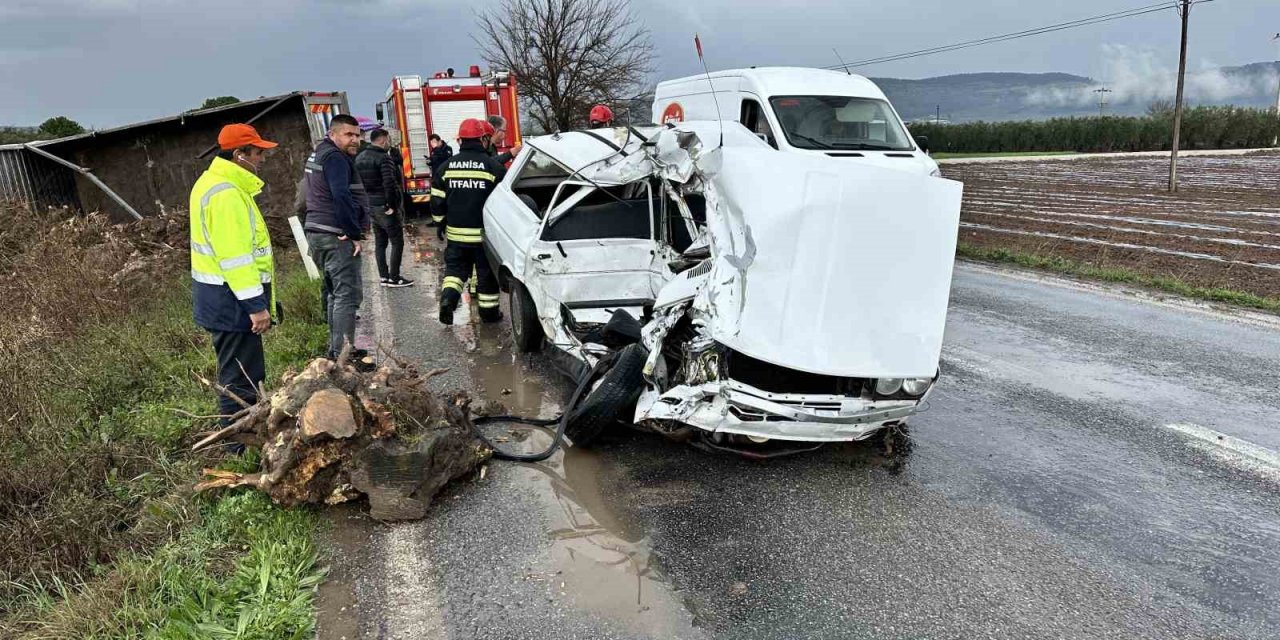Manisa’da kamyonla otomobil kafa kafaya çarpıştı: 2 ölü