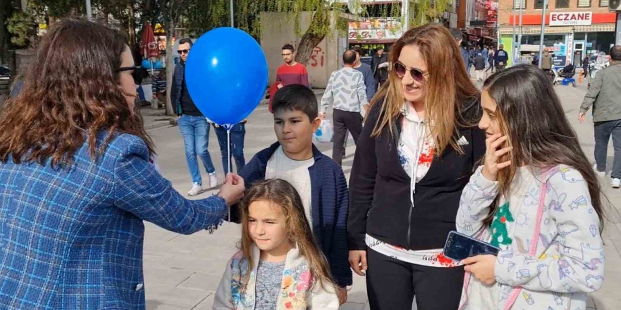 Dünya Otizm Farkındalık Günü’nde balonlarla farkındalık oluşturuldu
