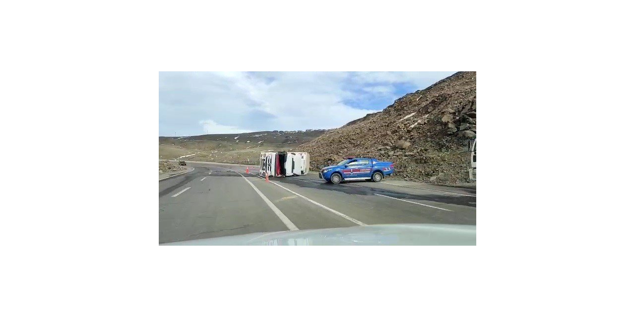 Virajı alamayan tır devrildi.