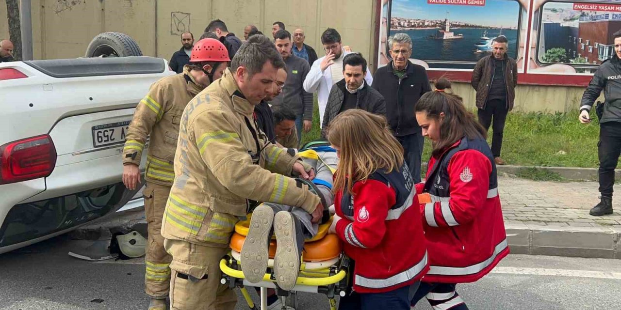 Üsküdar’da iki otomobil kafa kafaya çarpıştı: 1 yaralı