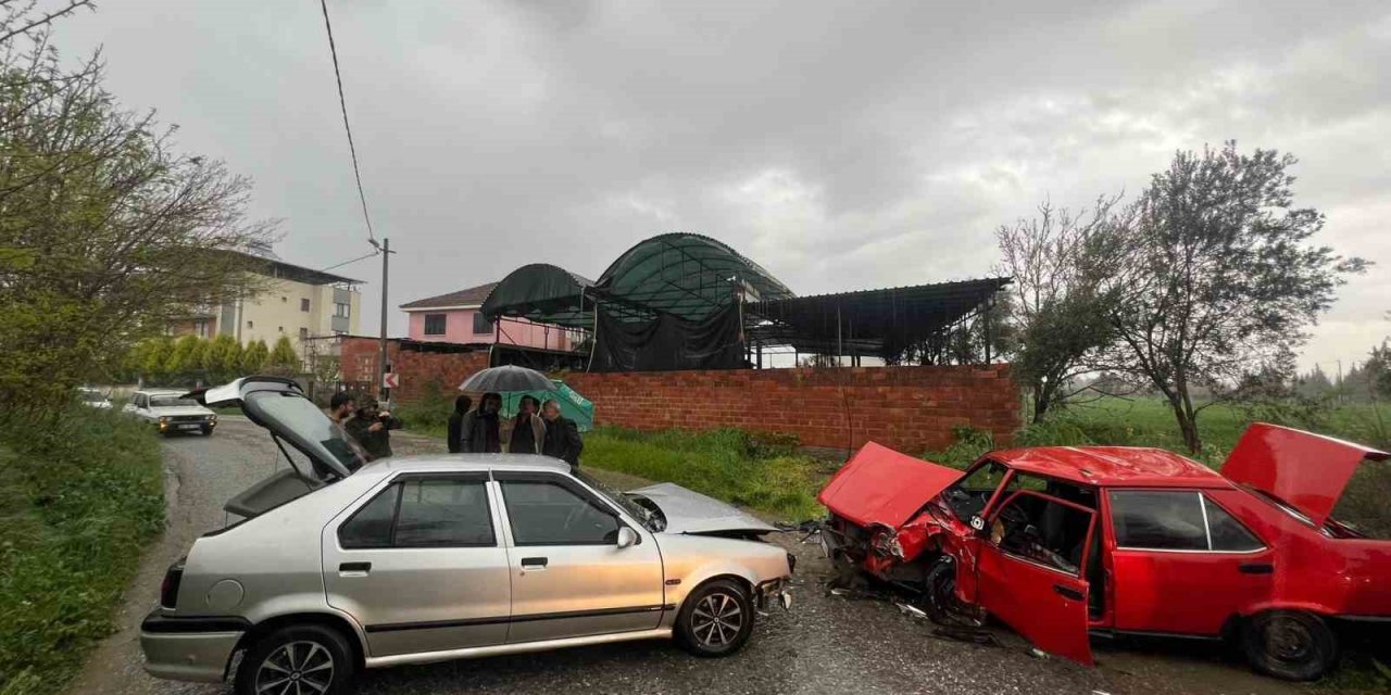 İki otomobil kafa kafaya çarpıştı: 2 yaralı