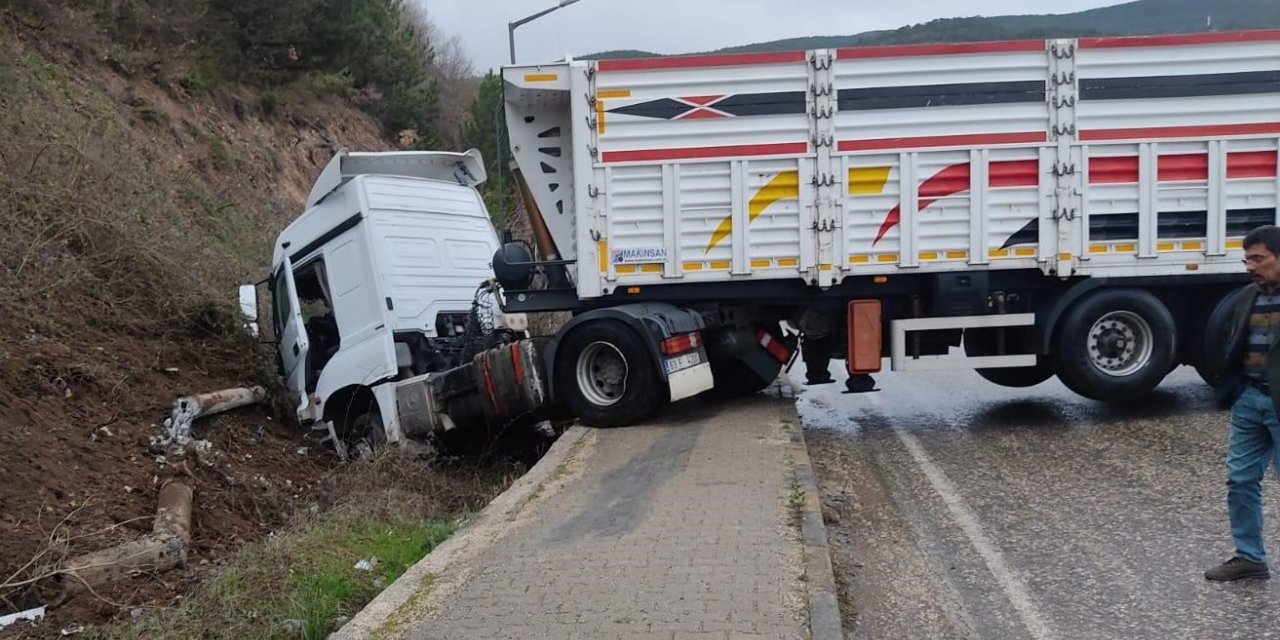 Yol kenarındaki toprak yığınına çarpan tırın sürücüsü yaralandı