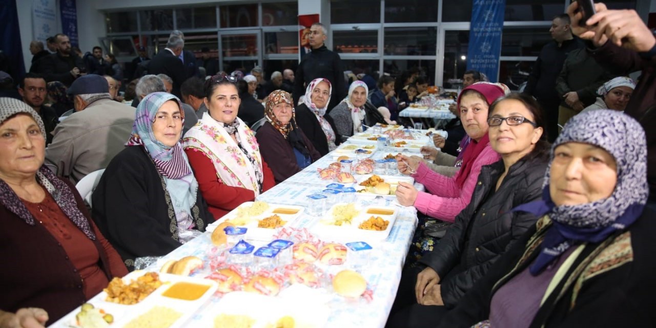 Büyükşehir, vatandaşları iftar sofralarında buluşturmaya devam ediyor