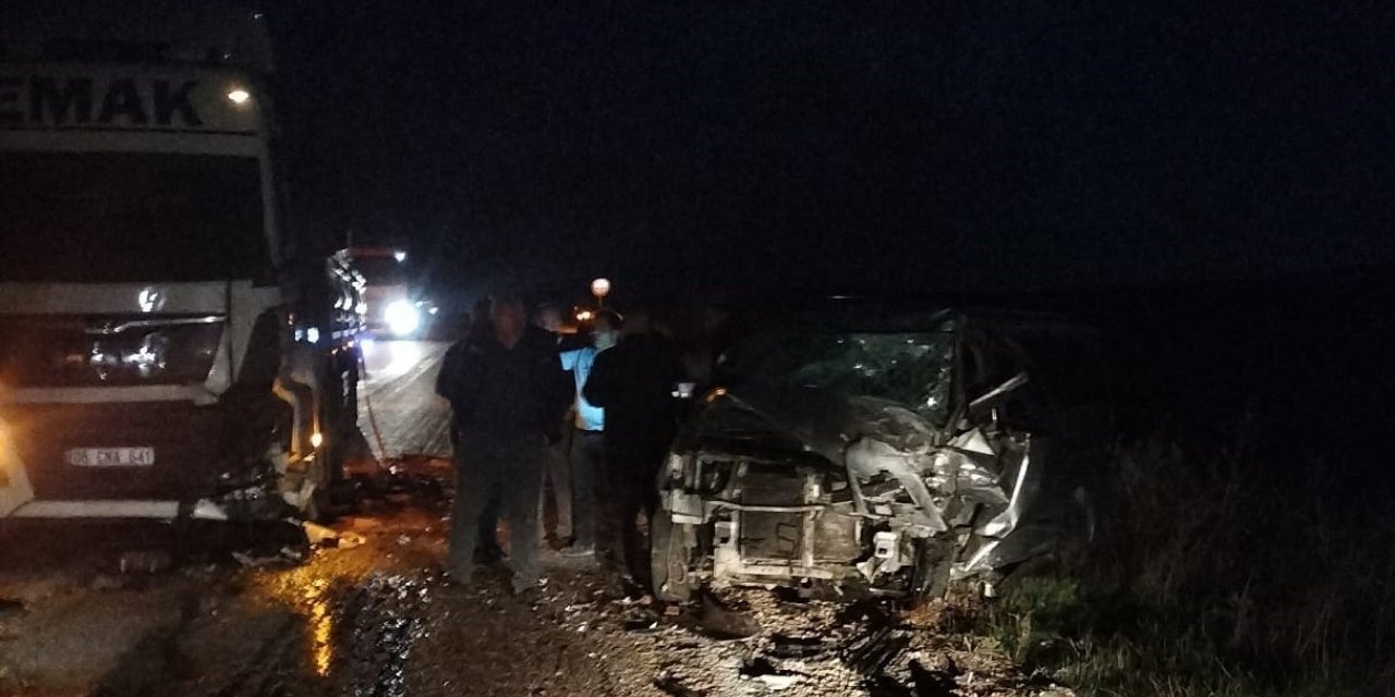 Kamyonla çarpışan kamyonetin sürücüsü hayatını kaybetti