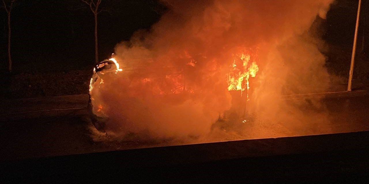 İşçi servisi alev alev yandı, facianın eşiğinden dönüldü