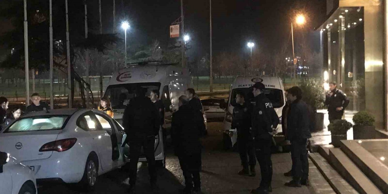 Zeytinburnu’nda bir şahıs park halindeki araçta ölü bulundu