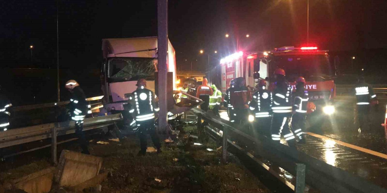 Kuzey Marmara’da kaza: Yol ayrımı tabelasına çarpan tırın sürücüsü yaralandı