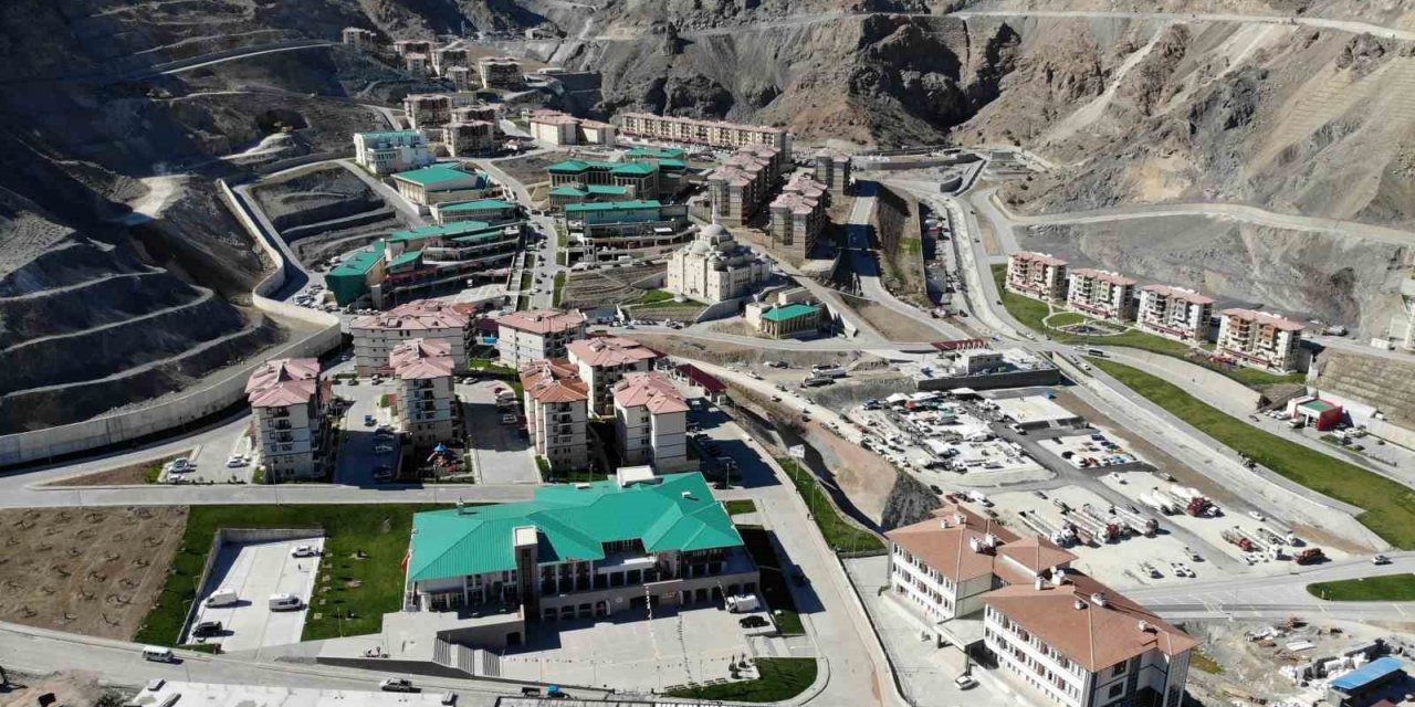 Taşınma işlemi tamamlanan Yusufeli’nde vatandaşlar yeni ilçeye alışmaya çalışıyor