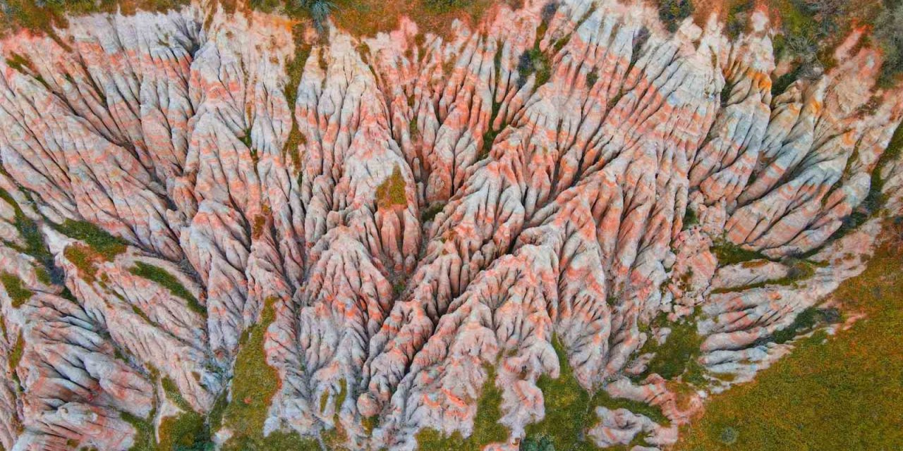 Keşfedilmeyi bekleyen renkli peri bacaları görenleri mest ediyor