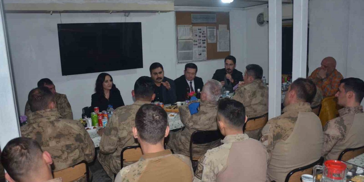 Kaymakam Ülkü, Kato Dağında Mehmetçikle iftar açtı
