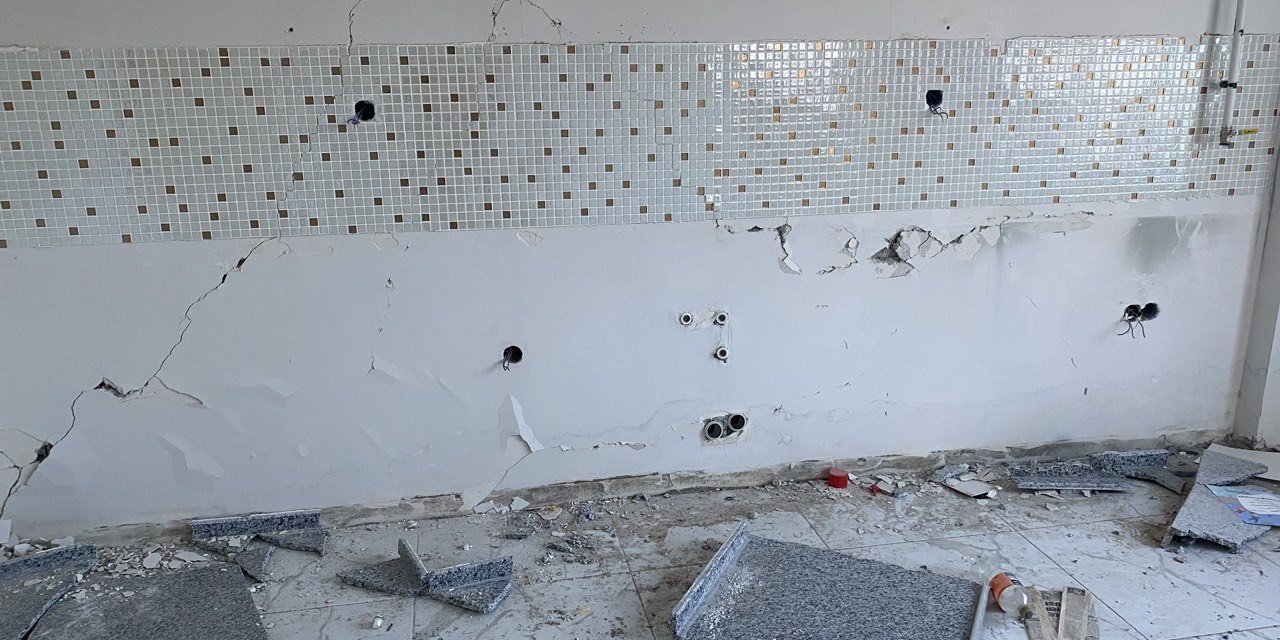 Depremzedelere hırsız şoku: Mutfak tezgahına kadar çaldılar