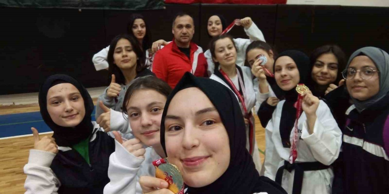 Suluova Belediyesporlu tekvandocular madalyaları topladı