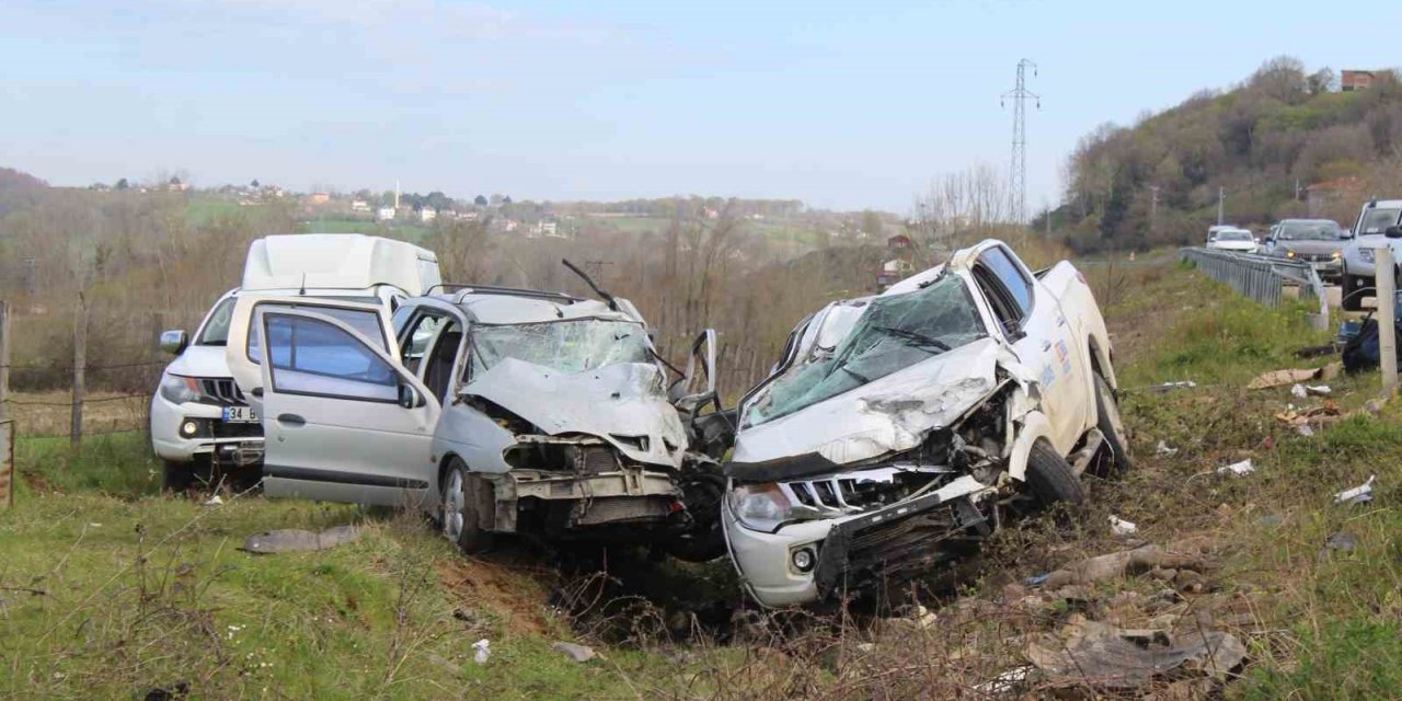 Pikap ile otomobil kafa kafaya çarpıştı: 4 yaralı