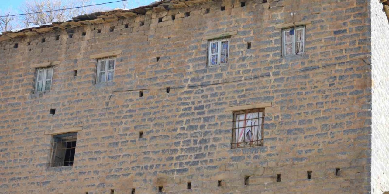 Uludere ilçesindeki asırlık kolonsuz taş evler yıllara meydan okuyor