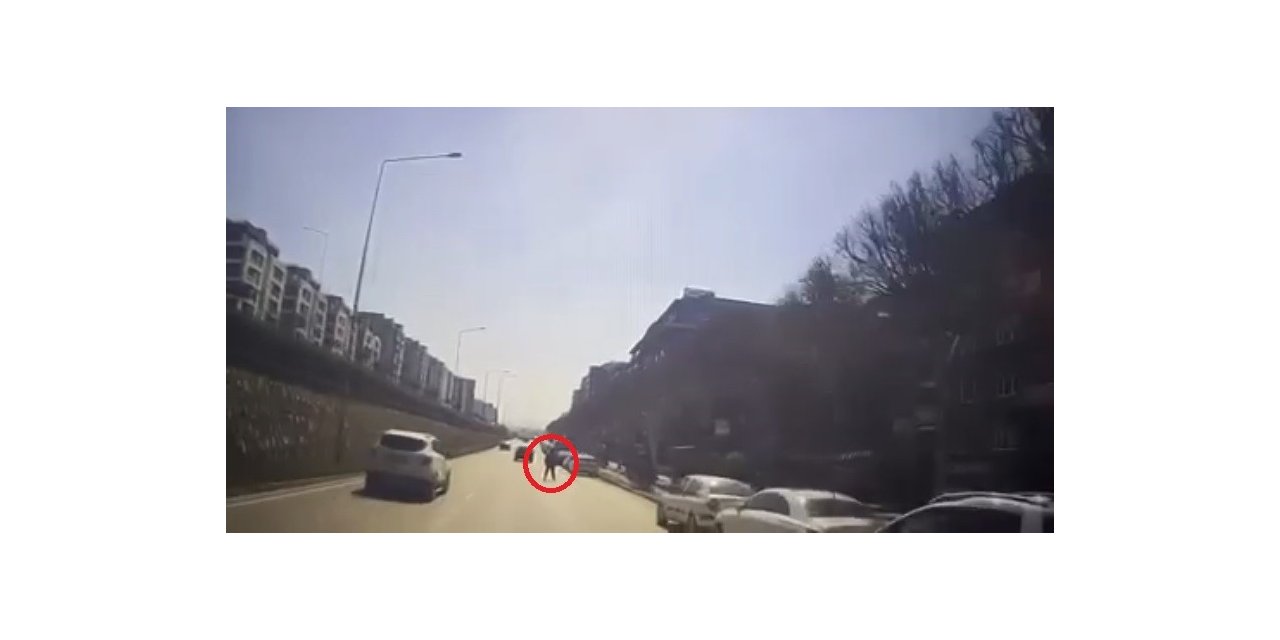 Otobüse binmek için yola böyle atladı, geciken yolcular tepki gösterdi