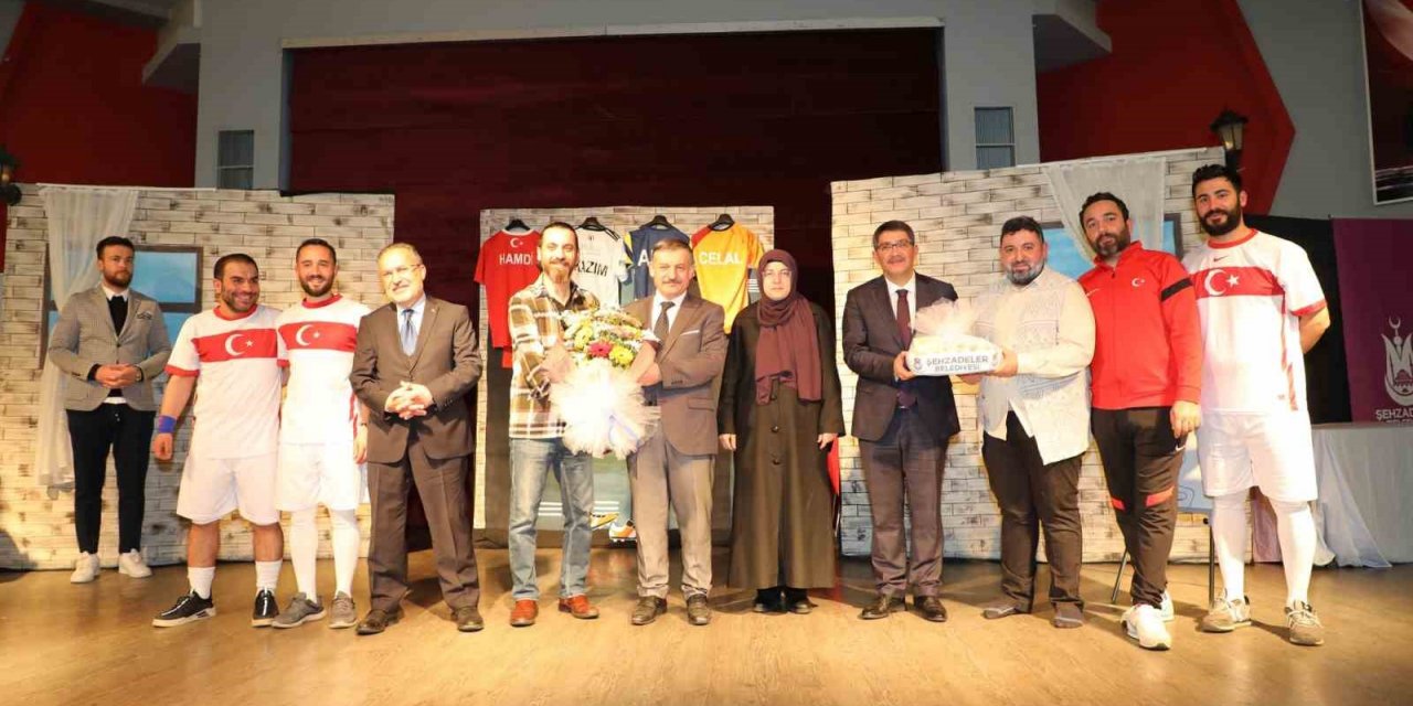 Manisa’da 15 Temmuz şehitleri tiyatroyla anıldı