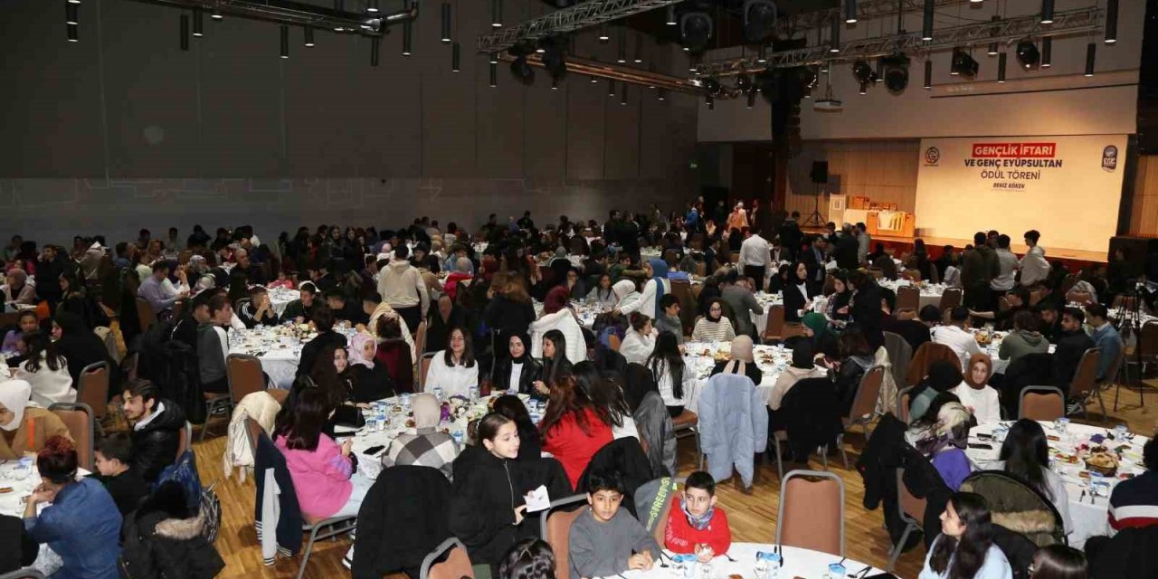 Gençlik İftarı’nda buluşan Genç Eyüpsultanlılar ödüllerini aldı