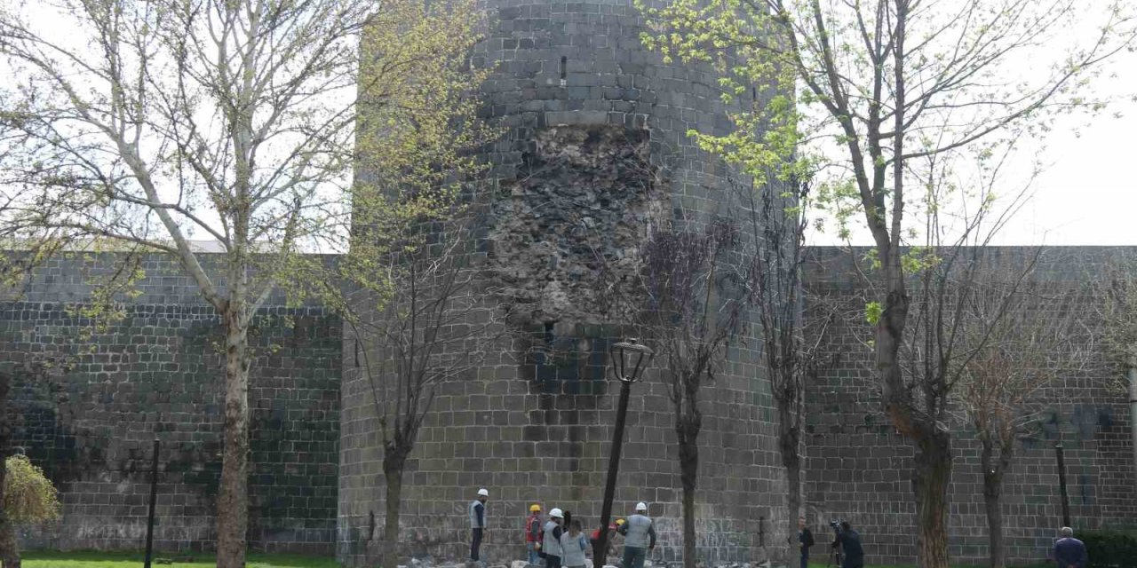 Depremde zarar gören Diyarbakır Surlarında moloz ayrıştırma ve belgeleme çalışmaları başladı