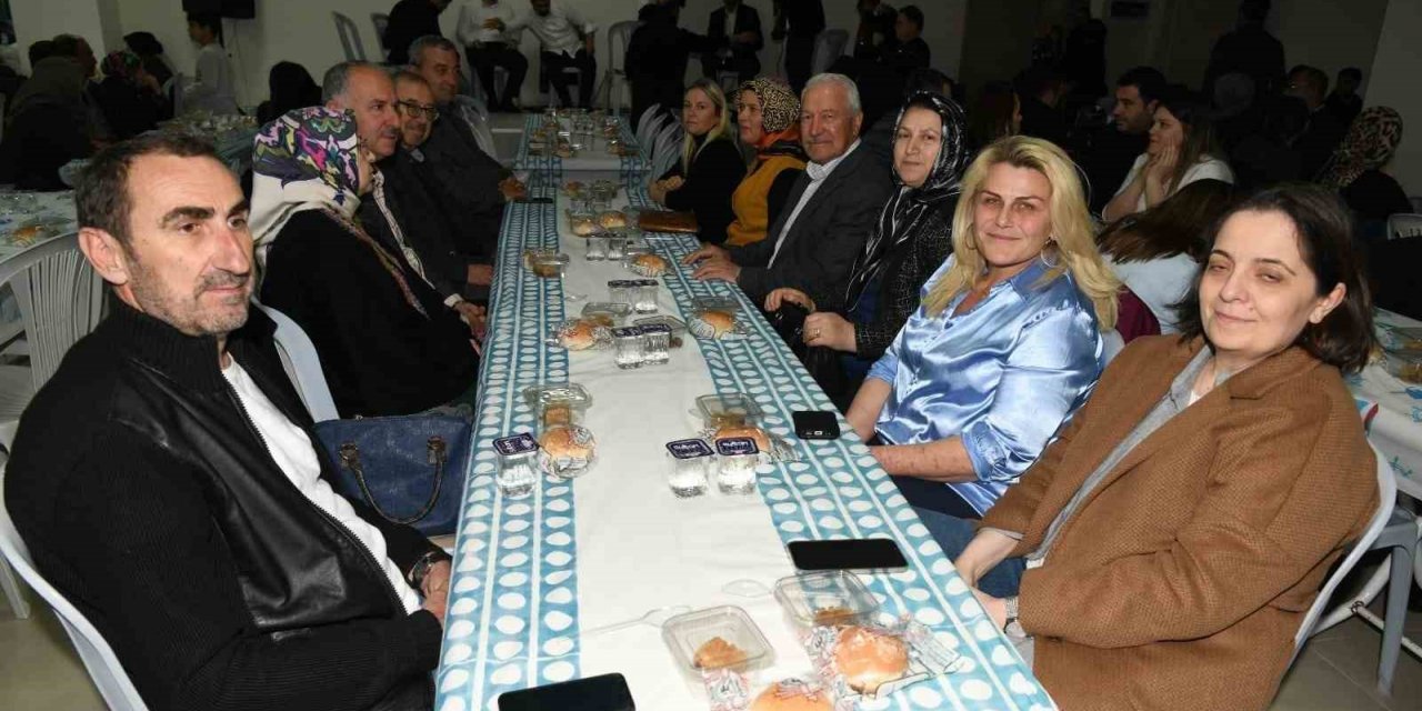 Lapseki Belediye Başkanı Eyüp Yılmaz, belediye çalışanları ve aileleriyle iftarda bir araya geldi