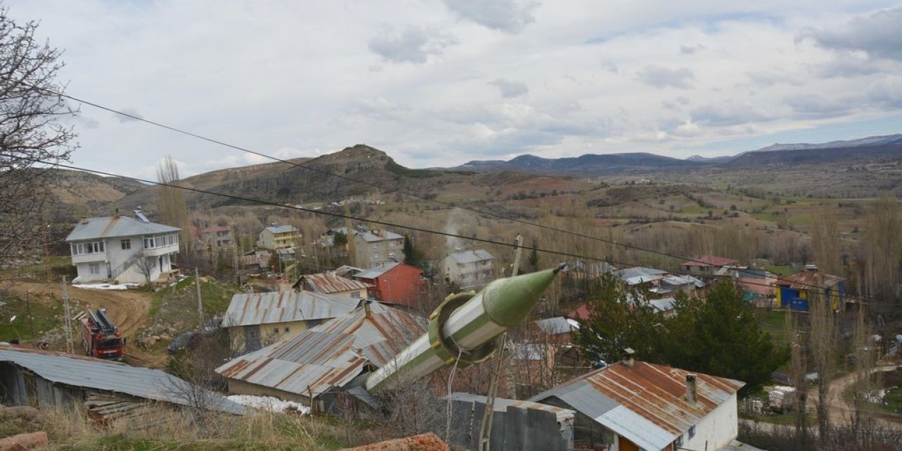 Kahramanmaraş depreminde Giresun’da hasar gören tarihi caminin minaresi iş makinesi ile yıkıldı