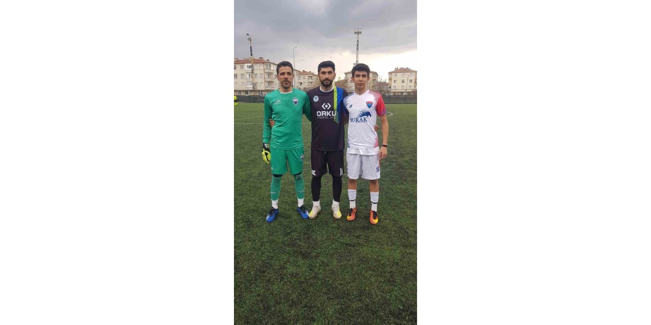 Baba - oğul yeşil sahada rakip oldu