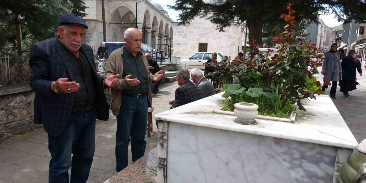 Şehrin göbeğinde bulunuyor rivayetleriyle dikkat çekiyor