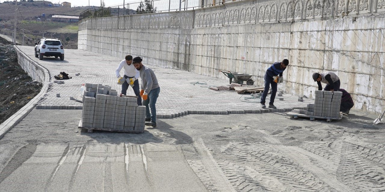 Kulp’un yeni asri mezarlık yolunda parke taşı döşeme çalışmaları tamamlandı
