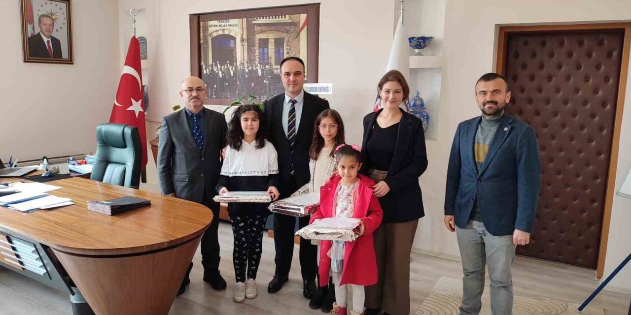 Hisarcık’ta en çok kitap okuyan öğrenciler ödüllendirildi