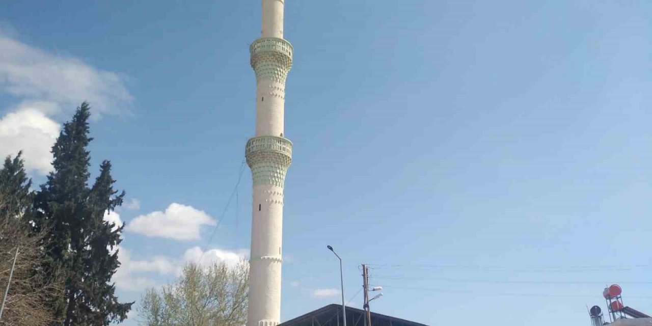 Ağır hasarlı caminin minaresi kontrollü olarak yıkıldı