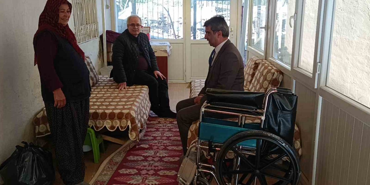 Belediye başkanının Kozan’ı gezen sınıf arkadaşları tekerlekli sandalye bağışladı