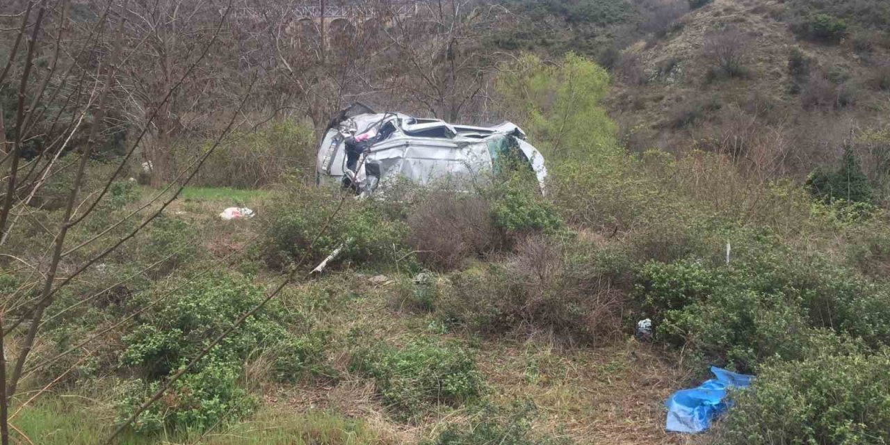 50 metrelik şarampole yuvarlanan otomobilde 2’si ağır, 3 kişi yaralandı