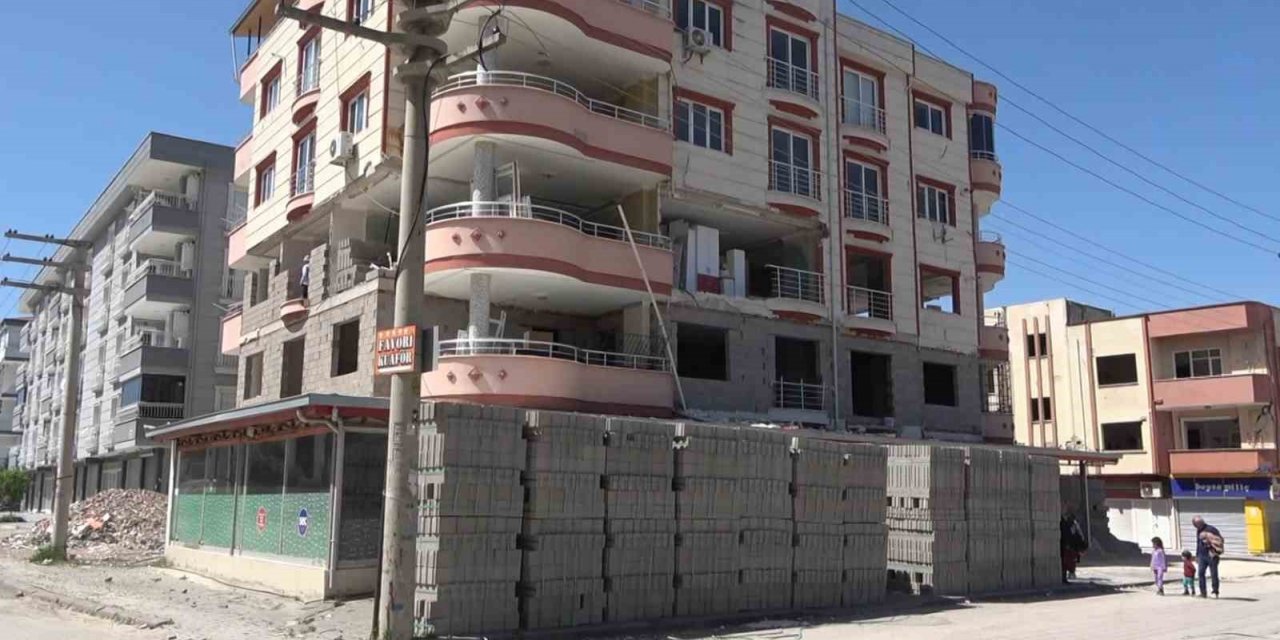 Osmaniye’de az hasarlı binalarda tadilat başladı